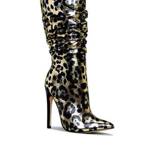 stiletto boot w/ a pointed toe and zipper closure